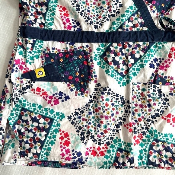 Wonder Wink women’s scrub top small white blue pink floral print nursing shirt - Picture 4 of 6